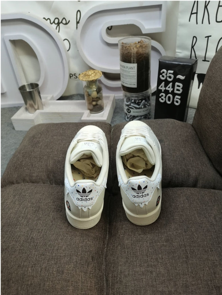 Les baskets Adidas Originals Superstar allient style rétro et confort moderne. Leur silhouette classique à bout et leur emblématique.
