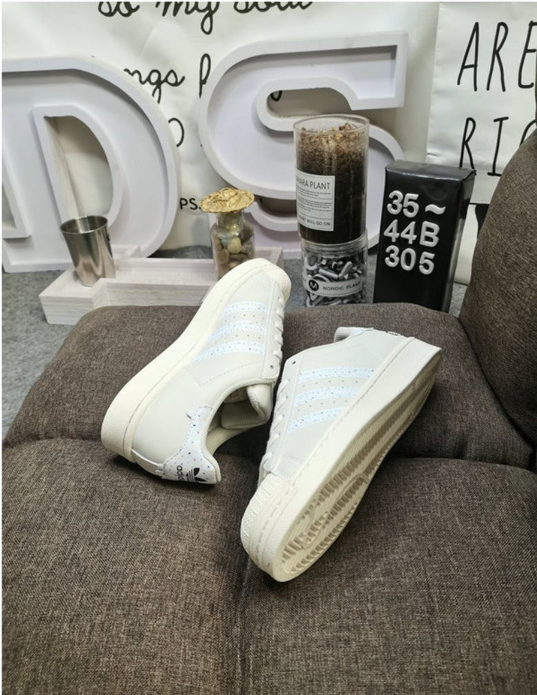 Les baskets Adidas Originals Superstar allient style rétro et confort moderne. Leur silhouette classique à bout et leur emblématique.