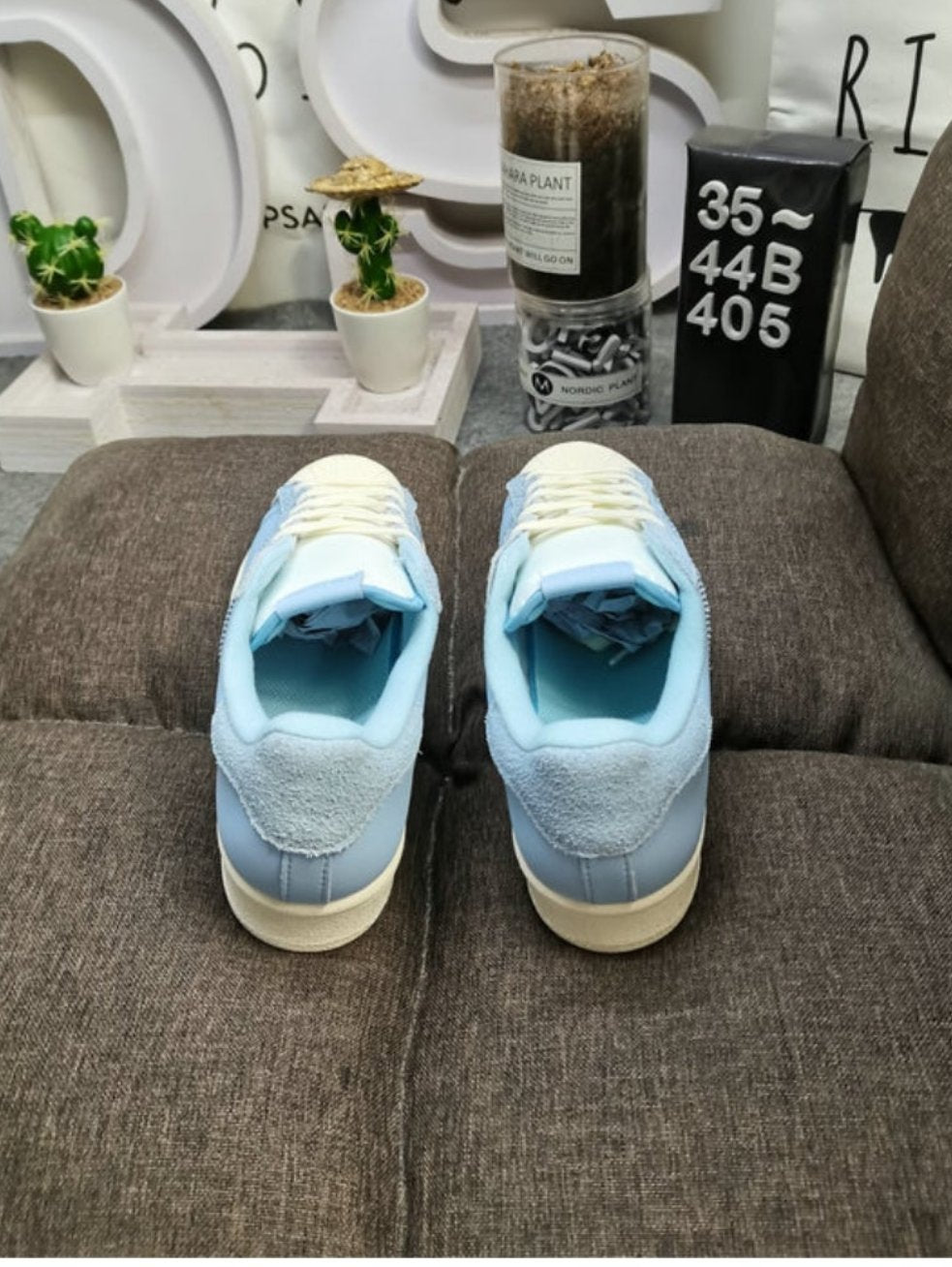 Les baskets Adidas Originals Superstar allient style rétro et confort moderne. Leur silhouette classique à bout et leur emblématique.