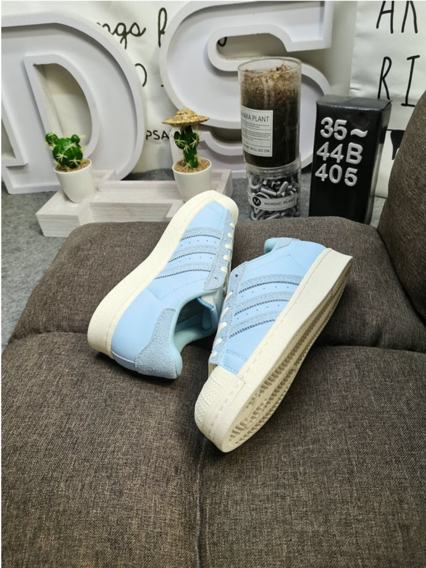 Les baskets Adidas Originals Superstar allient style rétro et confort moderne. Leur silhouette classique à bout et leur emblématique.