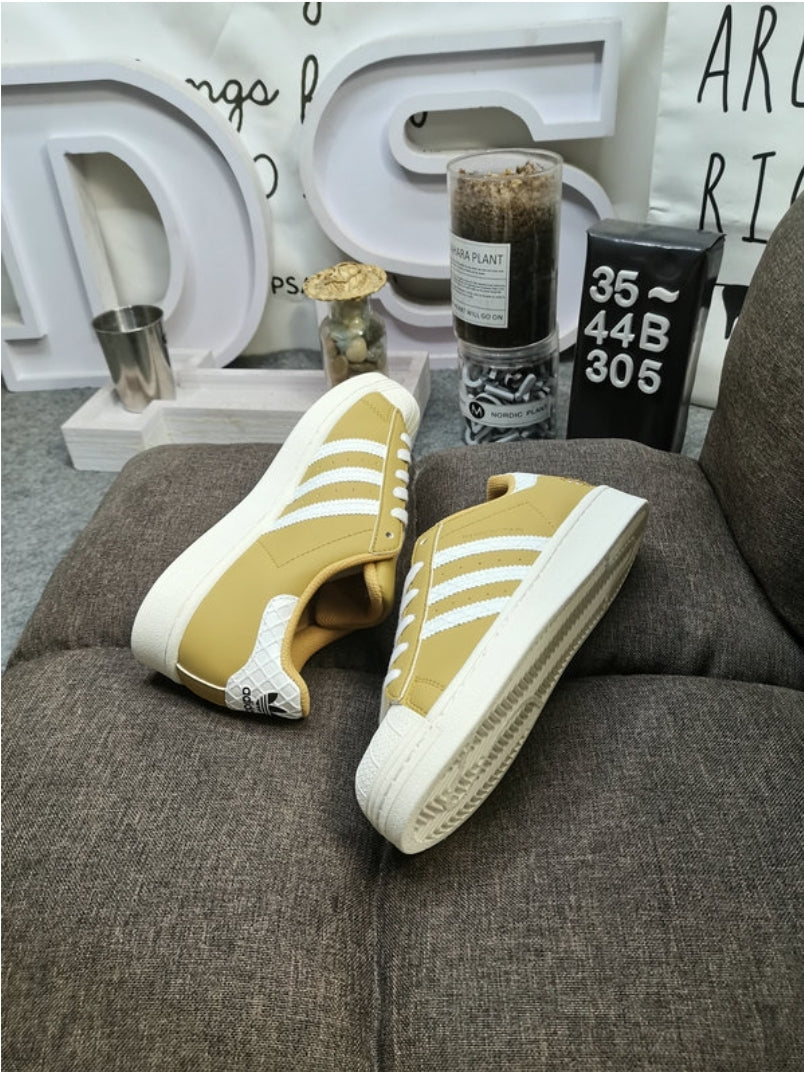 Les baskets Adidas Originals Superstar allient style rétro et confort moderne. Leur silhouette classique à bout et leur emblématique.