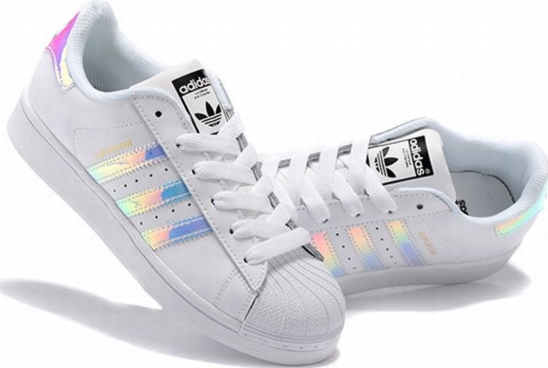 Les baskets Adidas Originals Superstar allient style rétro et confort moderne. Leur silhouette classique à bout et leur emblématique.