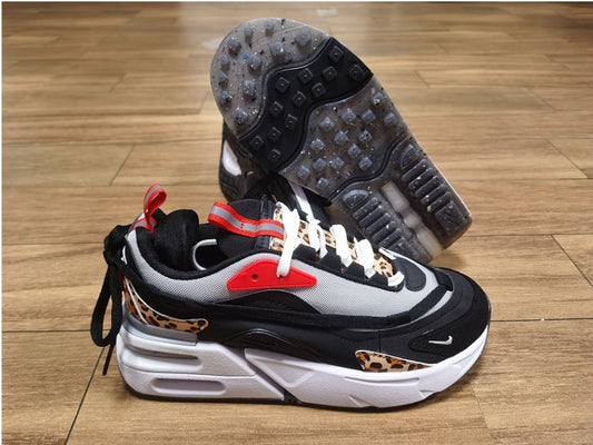 Les baskets Nike Air Max Furyosa combinent un design audacieux et un confort supérieur. Leur silhouette unique et leurs matériaux de haute qualité.