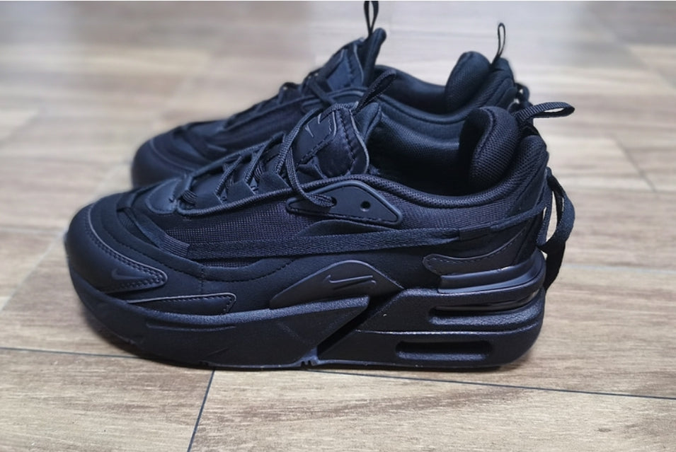 Les baskets Nike Air Max Furyosa combinent un design audacieux et un confort supérieur. Leur silhouette unique et leurs matériaux de haute qualité.
