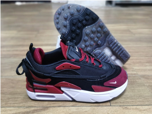 Les baskets Nike Air Max Furyosa combinent un design audacieux et un confort supérieur. Leur silhouette unique et leurs matériaux de haute qualité.