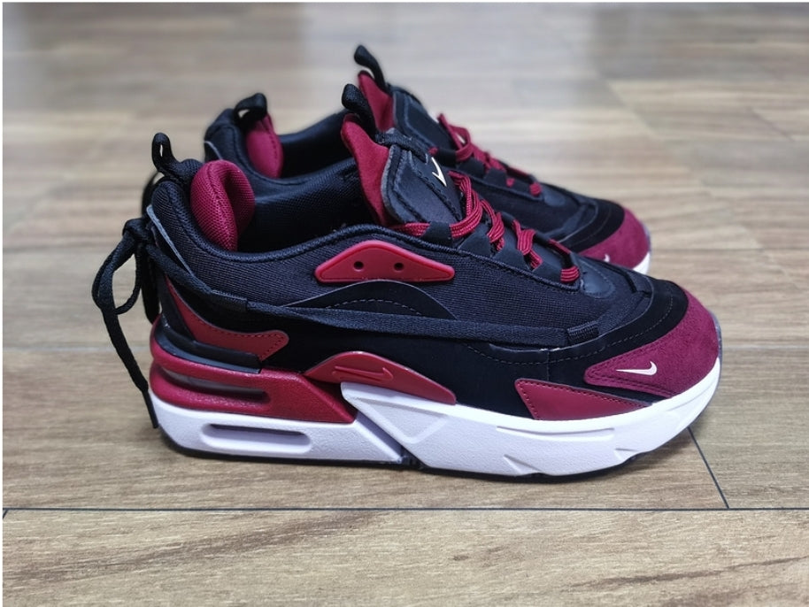 Les baskets Nike Air Max Furyosa combinent un design audacieux et un confort supérieur. Leur silhouette unique et leurs matériaux de haute qualité.