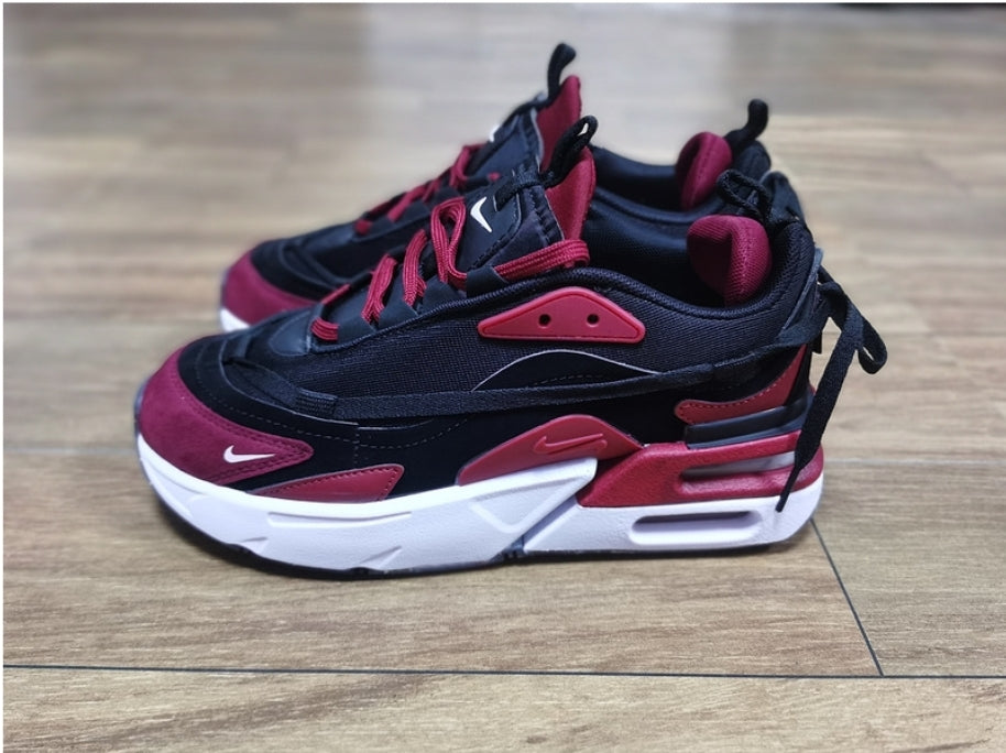 Les baskets Nike Air Max Furyosa combinent un design audacieux et un confort supérieur. Leur silhouette unique et leurs matériaux de haute qualité.