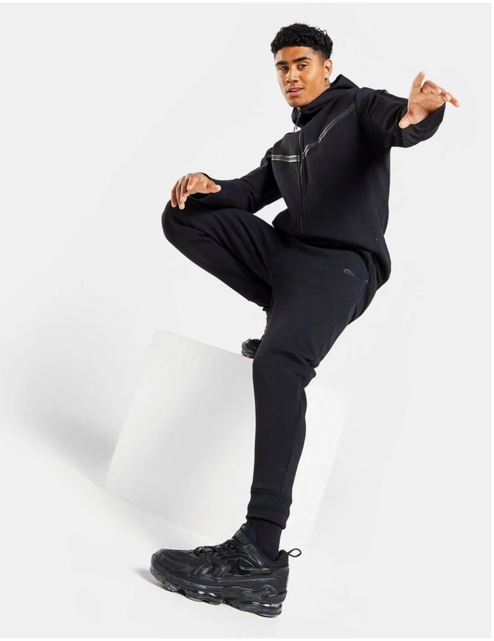 Les ensembles survêtement Nike combinent performance et style de manière exemplaire. Leur design dynamique.pas cher.le moins cher.