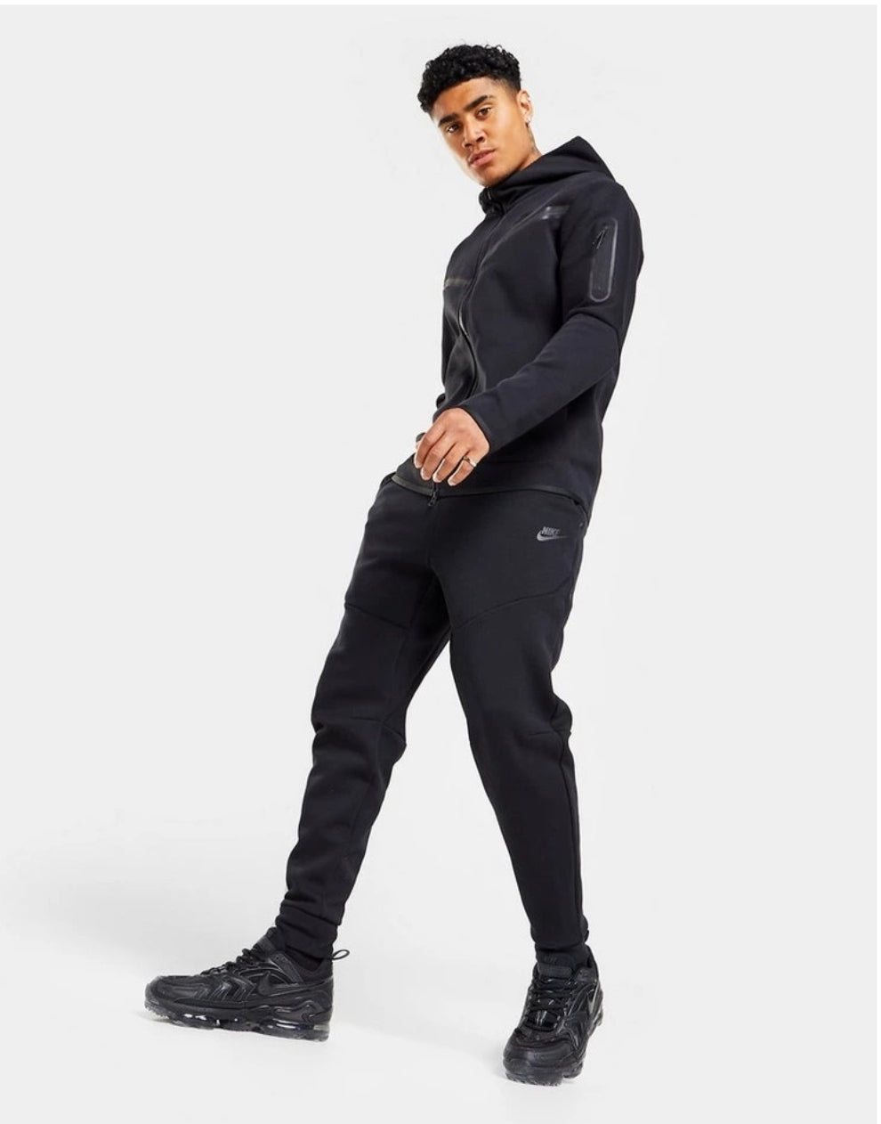 Les ensembles survêtement Nike combinent performance et style de manière exemplaire. Leur design dynamique.pas cher.le moins cher.