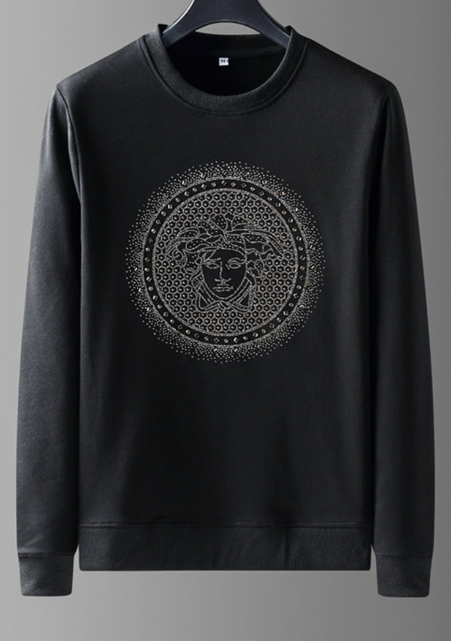 Le sweat Versace allie performance et style.