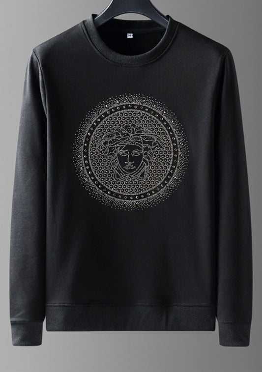 Le sweat Versace allie performance et style.