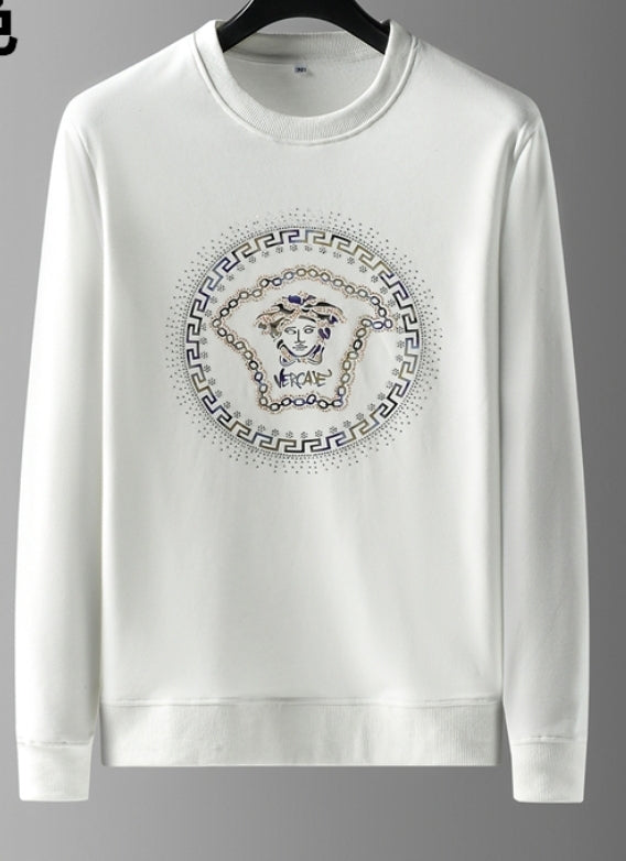 Le sweat Versace allie performance et style.
