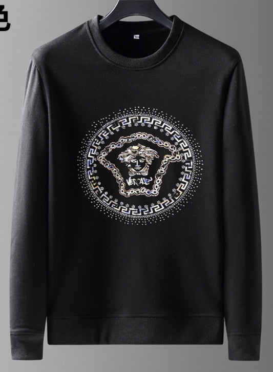 Le sweat Versace allie performance et style.