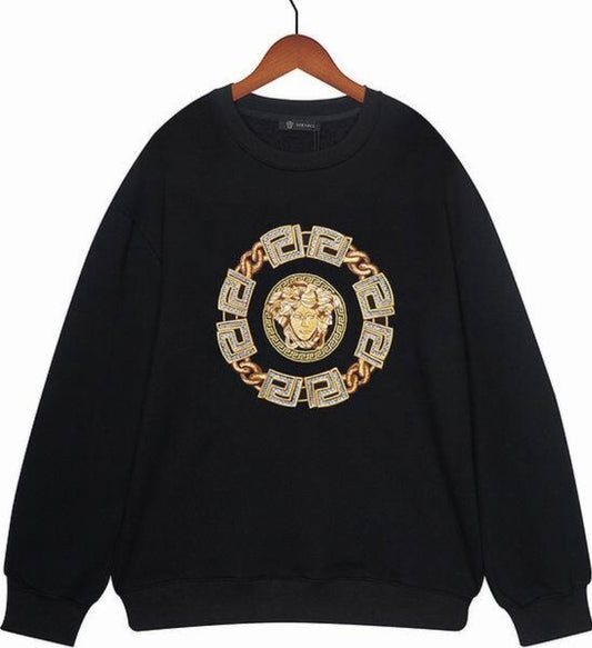 Le sweat Versace allie performance et style.