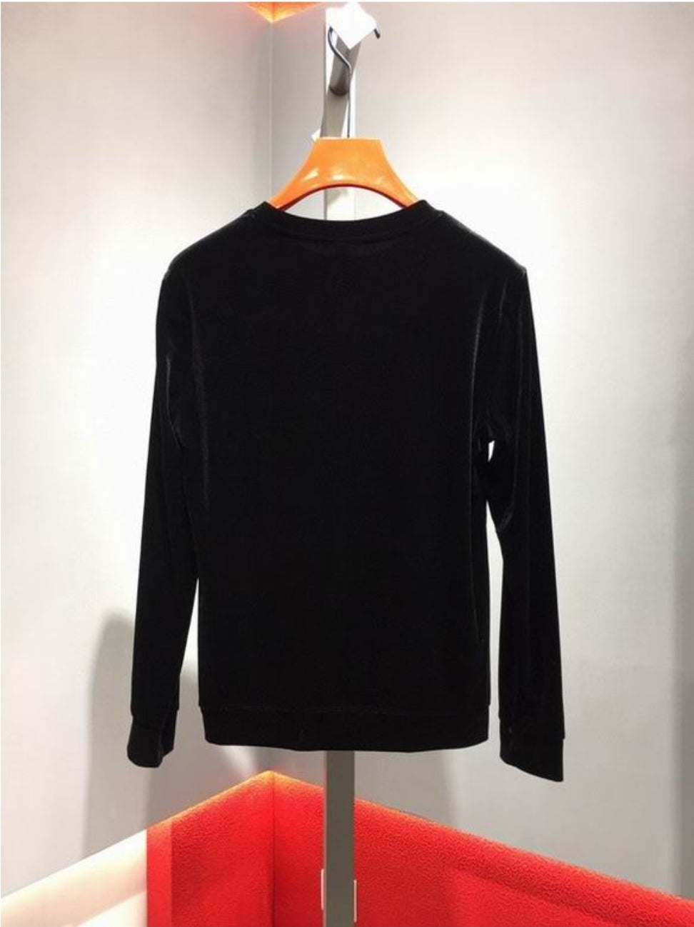 Le sweat Versace allie performance et style.