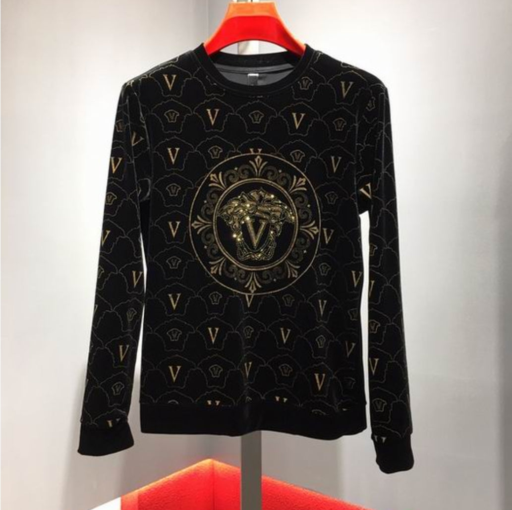 Le sweat Versace allie performance et style.
