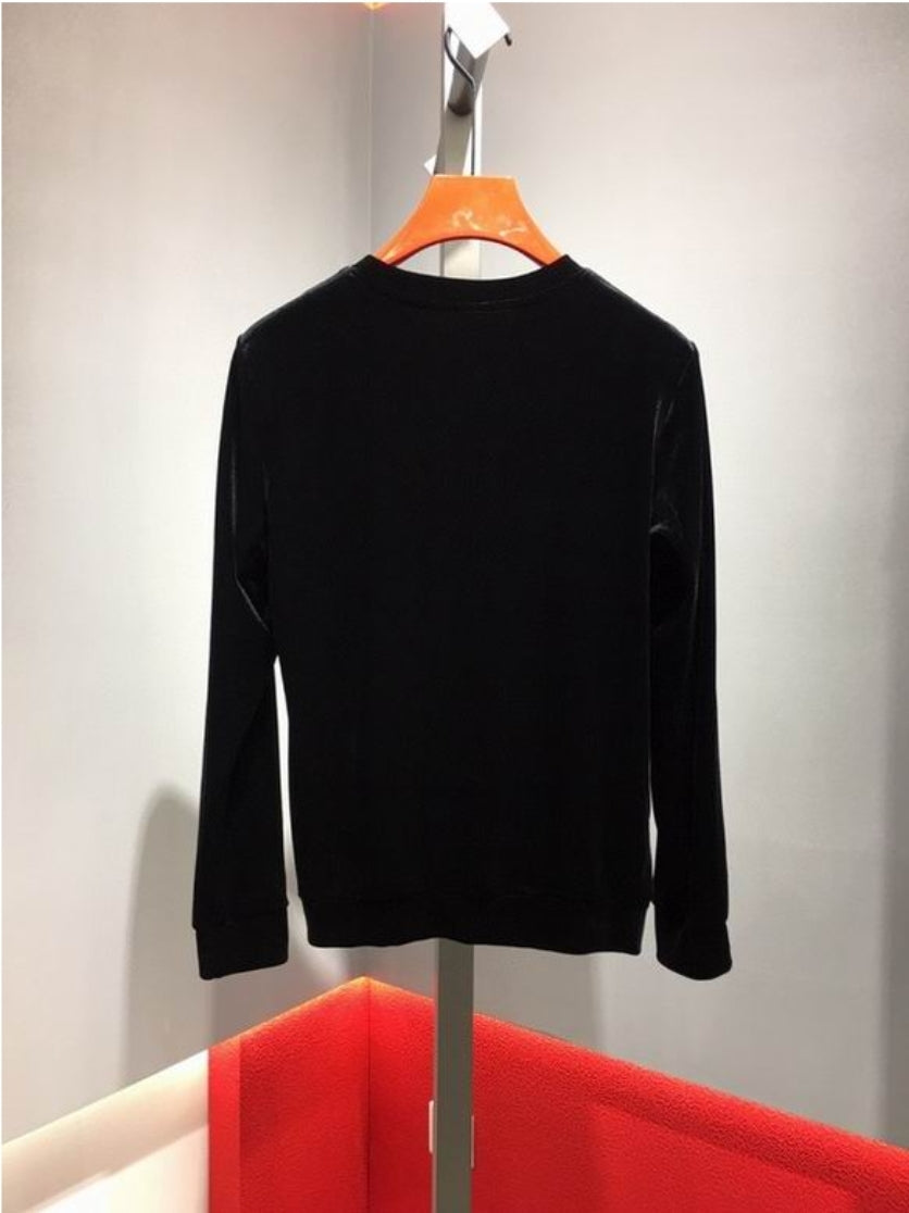 Le sweat Versace allie performance et style.