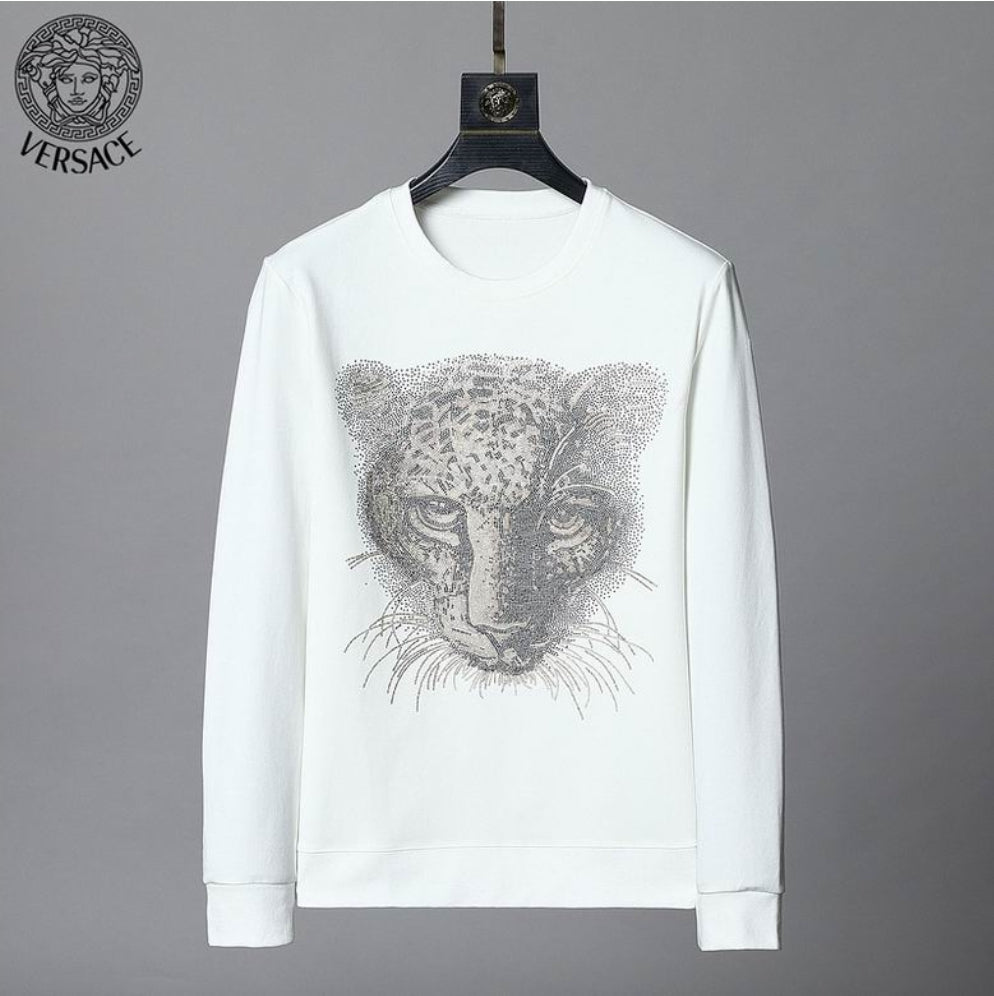 Le sweat Versace allie performance et style.