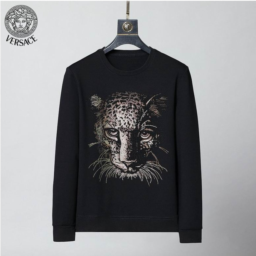 Le sweat Versace allie performance et style.