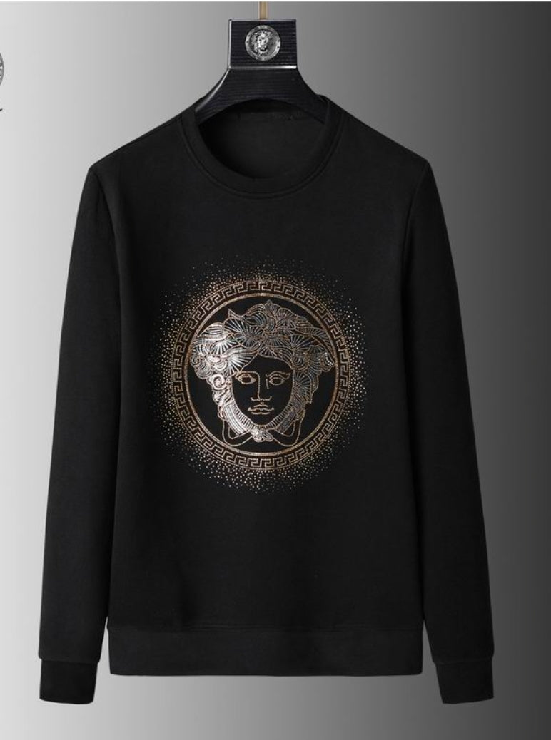Le sweat Versace allie performance et style.