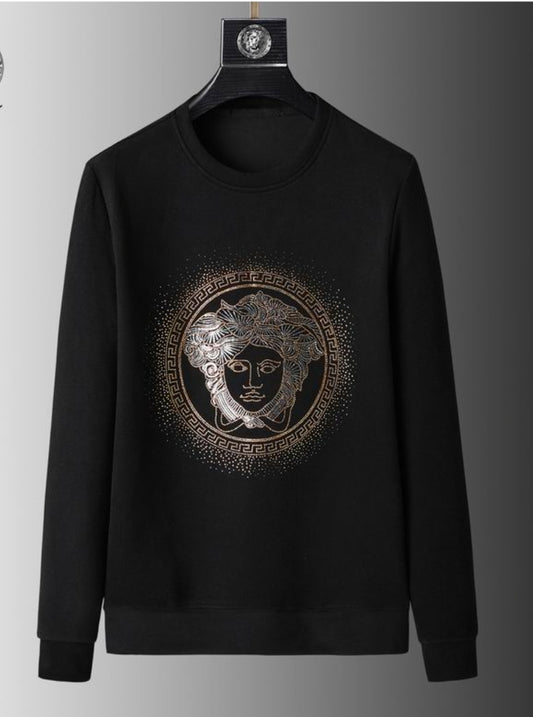Le sweat Versace allie performance et style.
