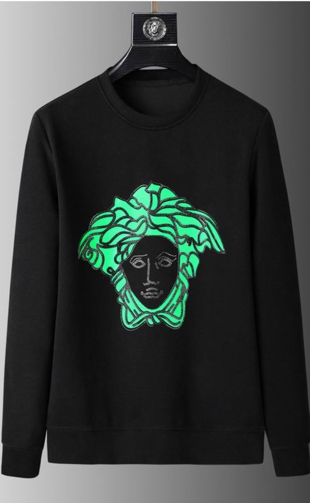 Le sweat Versace allie performance et style.