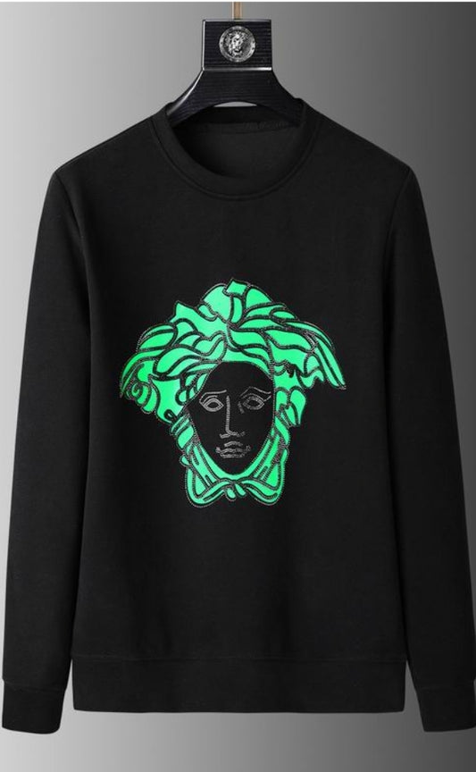 Le sweat Versace allie performance et style.
