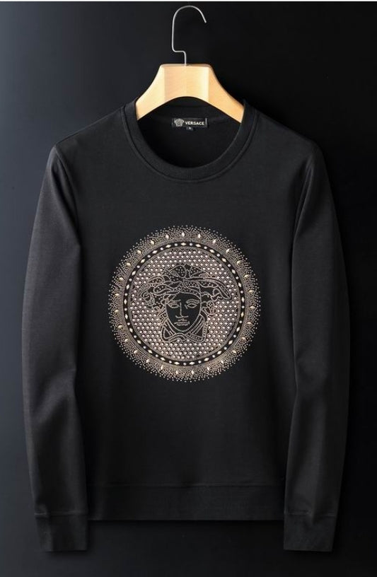 Le sweat Versace allie performance et style.