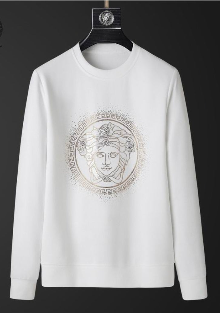 Le sweat Versace allie performance et style.