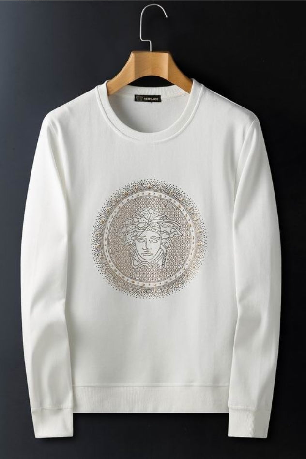 Le sweat Versace allie performance et style.