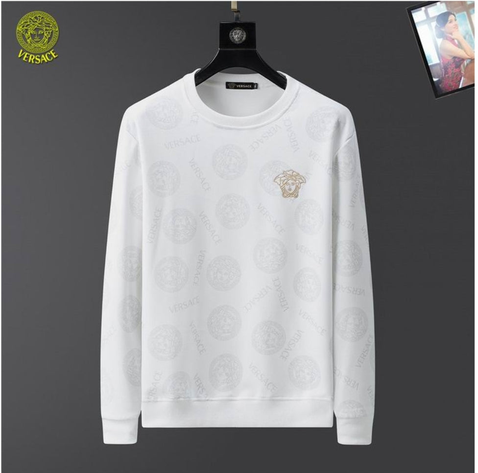 Le sweat Versace allie performance et style.