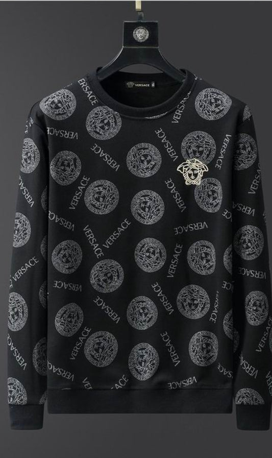 Le sweat Versace allie performance et style.