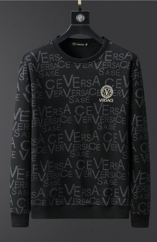 Le sweat Versace allie performance et style.