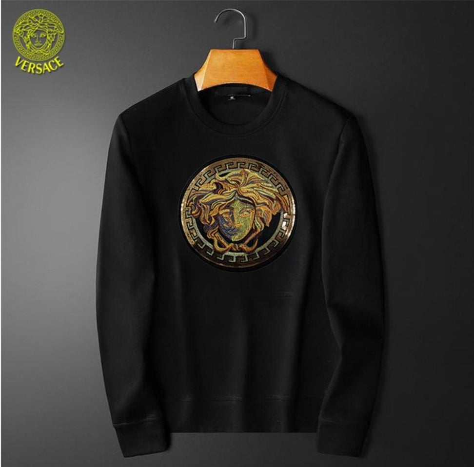 Le sweat Versace allie performance et style.