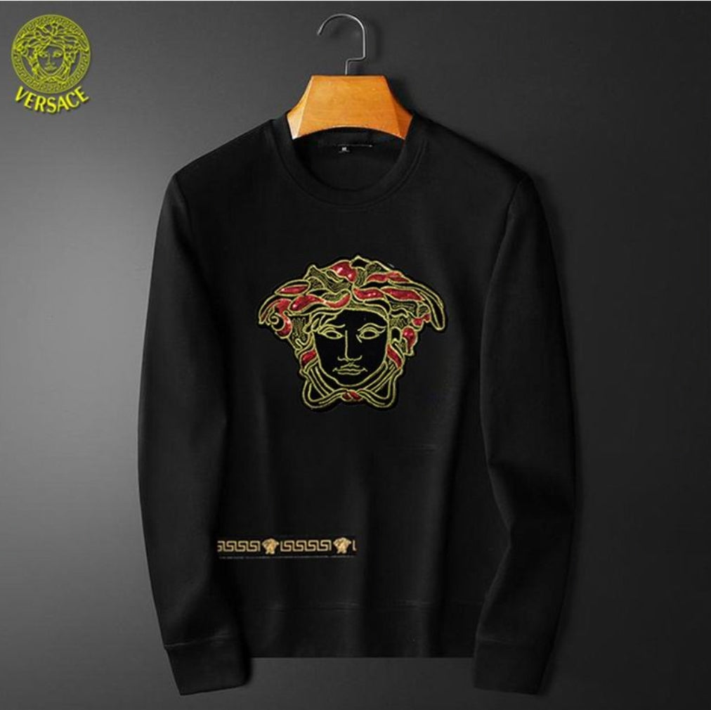 Le sweat Versace allie performance et style.