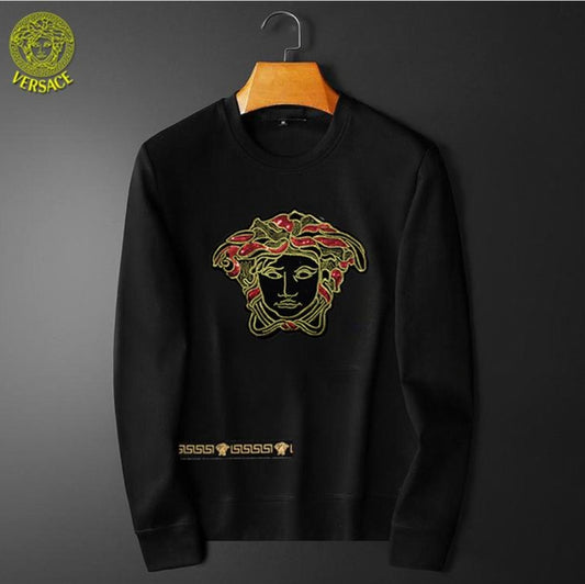Le sweat Versace allie performance et style.