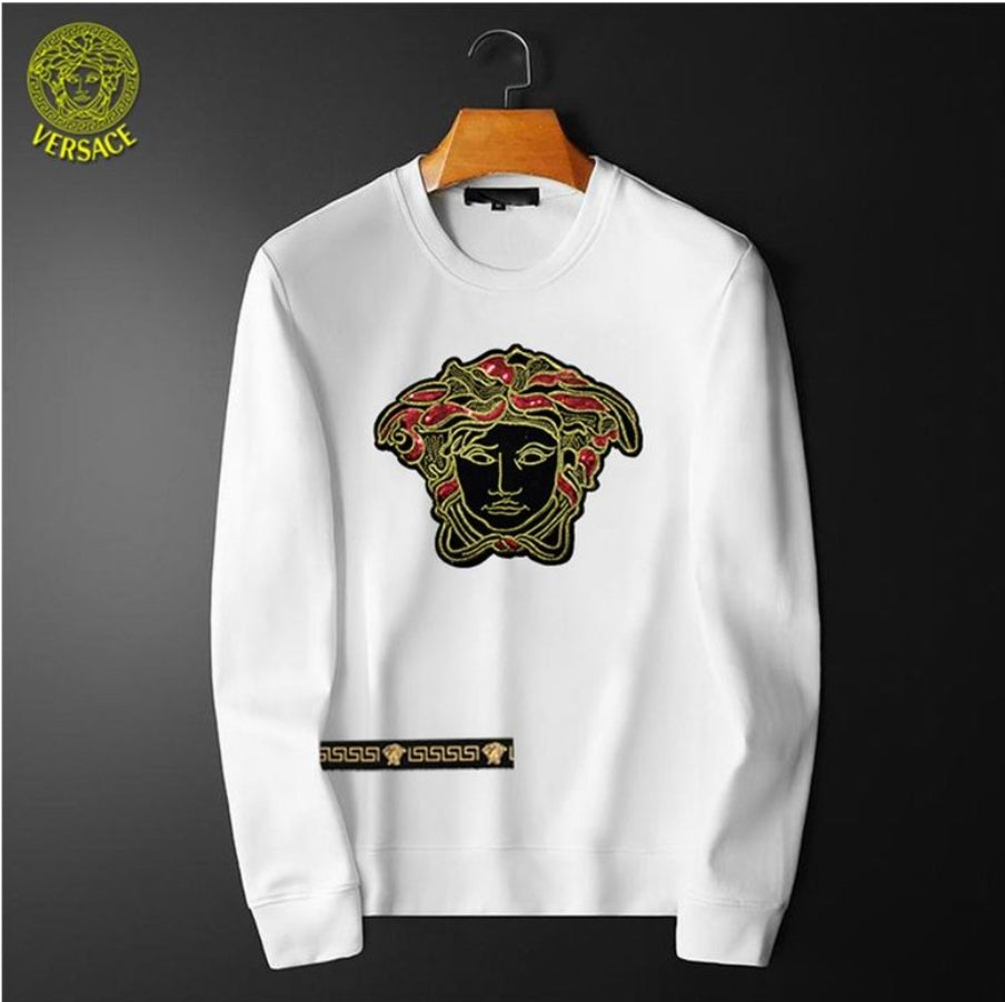 Le sweat Versace allie performance et style.