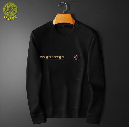 Le sweat Versace allie performance et style.