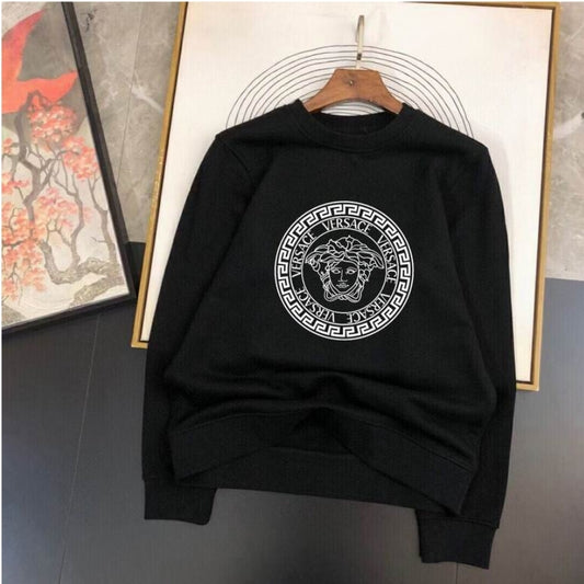 Le sweat Versace allie performance et style.