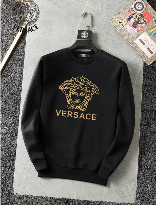 Le sweat Versace allie performance et style.