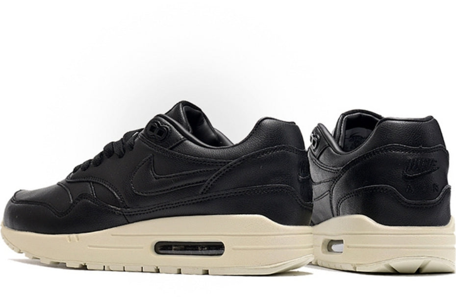 Les baskets Nike Air Max 1 sont iconiques pour leur style emblématique.retro incontournable pas cher. Le moins cher.exceptionnel