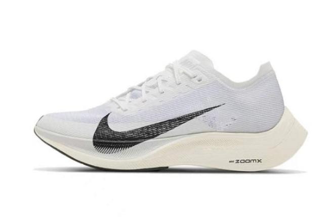 Les baskets Nike Air Zoom Femme se démarquent par leur design sportif et moderne, conçu pour maximiser les performances exceptionnelles