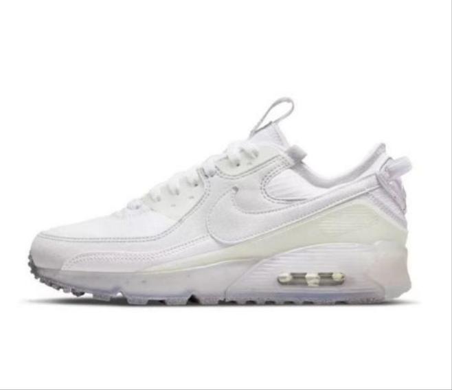 Les baskets Nike Air Max 90 Futura sont des pièces maîtresses de la mode.