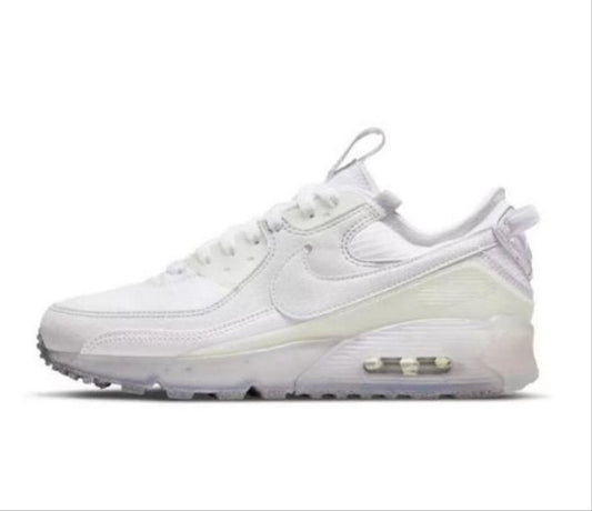 Les baskets Nike Air Max 90 Futura sont des pièces maîtresses de la mode.