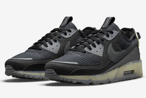 Les baskets Nike Air Max 90 Futura sont des pièces maîtresses de la mode.