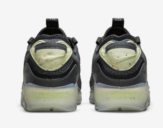 Les baskets Nike Air Max 90 Futura sont des pièces maîtresses de la mode.