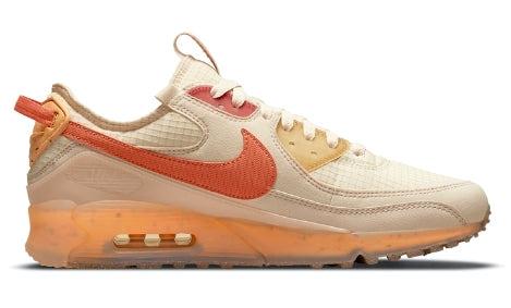 Les baskets Nike Air Max 90 Futura sont des pièces maîtresses de la mode.