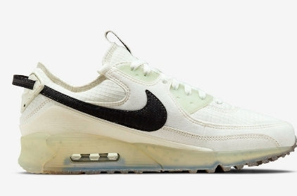 Les baskets Nike Air Max 90 Futura sont des pièces maîtresses de la mode.