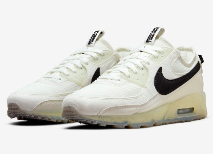 Les baskets Nike Air Max 90 Futura sont des pièces maîtresses de la mode.