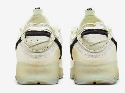 Les baskets Nike Air Max 90 Futura sont des pièces maîtresses de la mode.